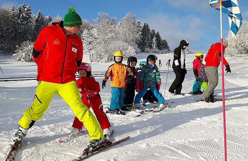Skikurse für Kinder im Juniorskizirkus Alpe in Mitterdorf